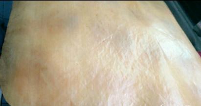 烤好的面包拿出来盖上油布放凉即可，放油布是为了面包回软