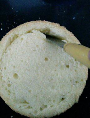 首先准备两片戚风蛋糕胚子，六寸，切掉边缘