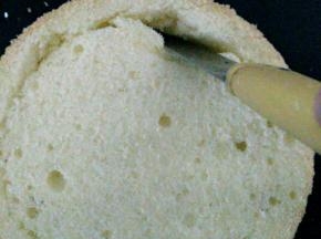 首先准备两片戚风蛋糕胚子，六寸，切掉边缘