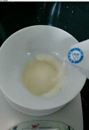 将吉利丁粉用36克纯净水或者牛奶泡下