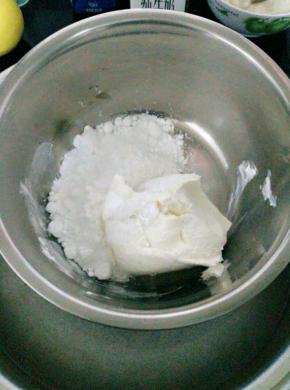 奶酪加糖粉隔热水打发
