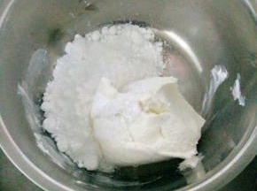 奶酪加糖粉隔热水打发