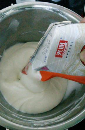 搅拌均匀后加入酸奶，继续搅拌均匀