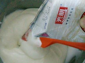 搅拌均匀后加入酸奶，继续搅拌均匀