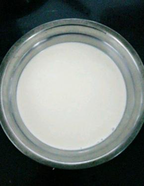 牛奶和淡奶油混合均匀