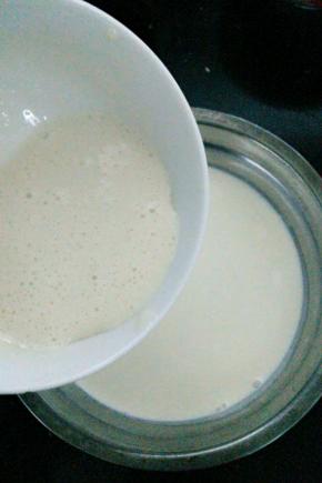 融化的吉利丁倒进去，边到边搅拌，这时候如果有点结块可以将奶油坐热水融化一会，直到奶油里没有块状为止