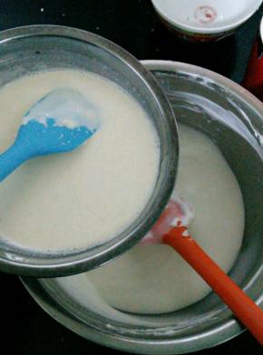 将奶油分三次倒进奶酪糊，每一次搅拌均匀在倒下一次