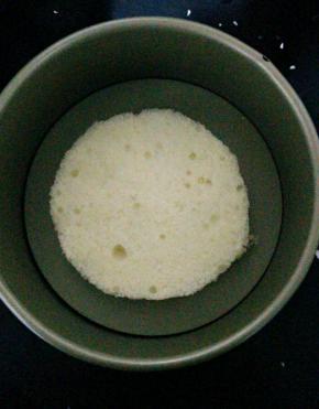 开始装模，先放一片蛋糕放底层