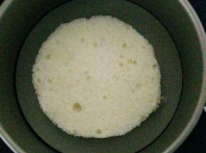 开始装模，先放一片蛋糕放底层