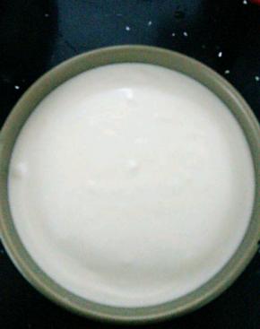 倒入剩下的奶酪糊，然后放入冰箱冷藏四小时以上，我是晚上做，第二天脱模