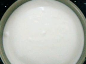 倒入剩下的奶酪糊，然后放入冰箱冷藏四小时以上，我是晚上做，第二天脱模