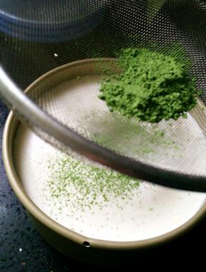 冷藏好的冻芝士撒上一层抹茶粉或者可可粉，也可不撒