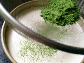 冷藏好的冻芝士撒上一层抹茶粉或者可可粉，也可不撒
