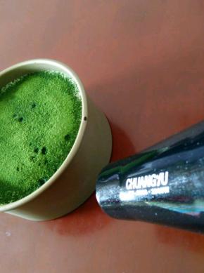 然后开始脱模，用电吹风热风沿着模具外面一圈吹一下