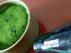 然后开始脱模，用电吹风热风沿着模具外面一圈吹一下