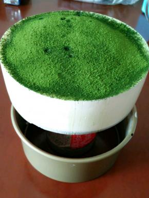 模具下面放个小于模具的圆柱体，杯子什么都行模具轻轻往下拉，蛋糕就轻松脱下来了