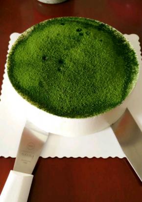 用两把抹刀将冻芝士移驾到蛋糕垫子上