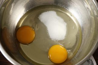 1干净无水无油的容器里打入鸡蛋，加入细砂糖