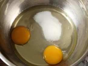 1干净无水无油的容器里打入鸡蛋，加入细砂糖