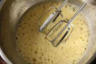 2 用电动打蛋器高速打发。