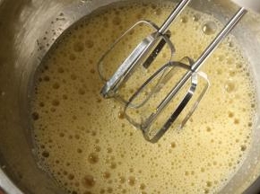 2 用电动打蛋器高速打发。