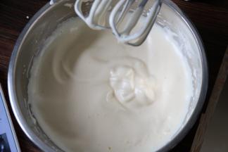 3打至全蛋液颜色变浅黄，体积膨大，打蛋头提起写8字，花纹7秒后消失即可.