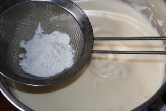 4筛入低筋面粉，用刮刀快速翻拌均匀，至无干粉颗粒。