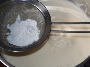 4筛入低筋面粉，用刮刀快速翻拌均匀，至无干粉颗粒。