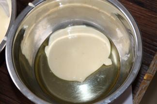 5取一小盆倒入色拉油，然后挖出少许面糊，跟色拉油混合均匀。