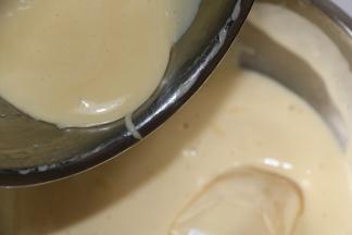 6把混合后的面糊，倒入大盆面糊里翻拌均匀.