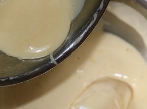 6把混合后的面糊，倒入大盆面糊里翻拌均匀.
