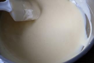 7翻拌均匀的面糊细腻光滑无颗粒.