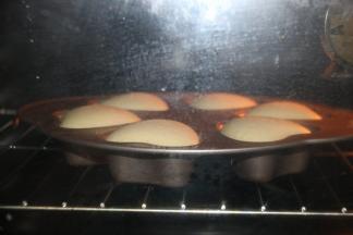 9送入预热上下火170度的烤箱，中层烘烤25分左右.