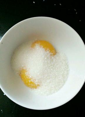 白糖倒进蛋黄里，最好搞大点的碗，不然等下还要换大盆，我就是