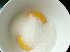 白糖倒进蛋黄里，最好搞大点的碗，不然等下还要换大盆，我就是