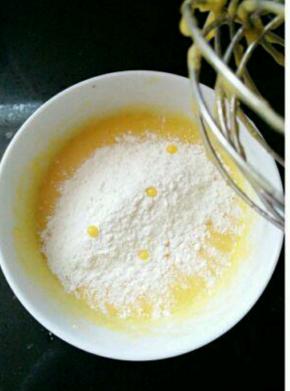 搅拌均匀加入低筋面粉和可可粉