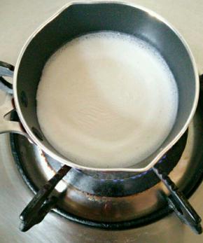 牛奶倒入奶锅，小火加热至沸腾