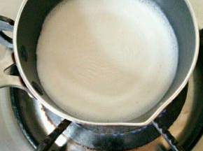 牛奶倒入奶锅，小火加热至沸腾