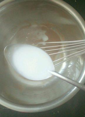 一勺一勺的将奶加入刚准备好的蛋糊里