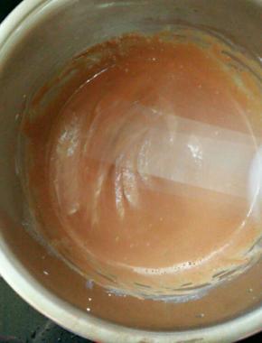 边加边搅拌，直到奶全部加完为止