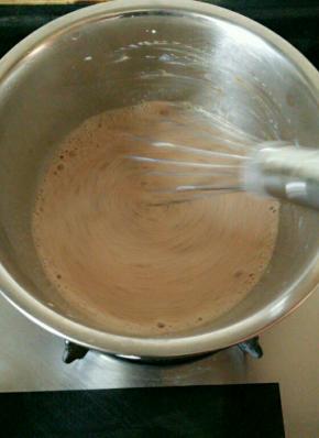 将盆子直接放到燃气上用小火加热，边加热边搅拌