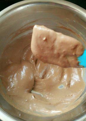 热到图中这样凝固，关火，放凉后装入裱花袋放冰箱冷藏备用