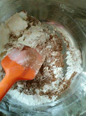 现在做酥皮，将低筋面粉和可可粉，糖，盐一起加入黄油里，用刮刀压拌