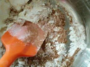 现在做酥皮，将低筋面粉和可可粉，糖，盐一起加入黄油里，用刮刀压拌