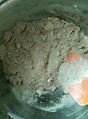 拌到黄油和面粉差不多成粒状的时候就用手来搓揉