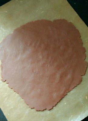 放到油纸上用擀面杖擀成两毫米厚的圆片，放入冰箱冷冻