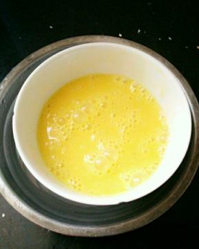 做泡芙体，鸡蛋先打散做热水里