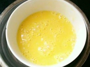 做泡芙体，鸡蛋先打散做热水里