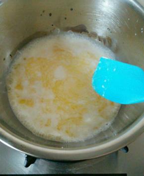奶倒进黄油里加热至沸腾