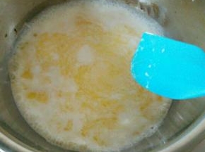 奶倒进黄油里加热至沸腾